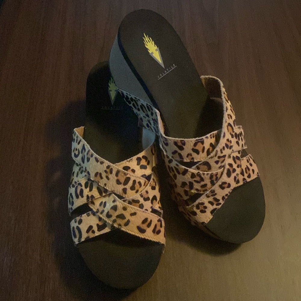 VOLATILE Shoes Women’s Size 9 Volatile Mayfield Leopard Print Calf Hair Wedge